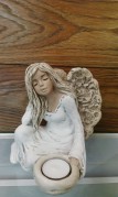 Anděl socha sedící, ruka ve vlasech svícen 17cm (A60-7)