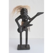 Africký kytarista, černá dřevěná soška s jutovými vlasy a sukní, 22cm