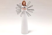 Andělka se srdcem a křídly ve tvaru květiny, bílé šaty, 19cm