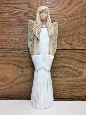Anděl stojící s rukama v kapsách,  26,5cm
