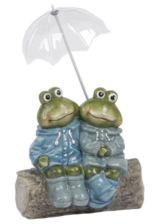 Žáby v pláštěnce s deštníkem na kládě, dekorace, polyresin, 19xx13,5cm