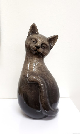 Kočka odpočívající, černošedá 26 cm, keramika