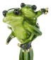 Dekorativní figurka žabák s žabkou na zádech, 20cm